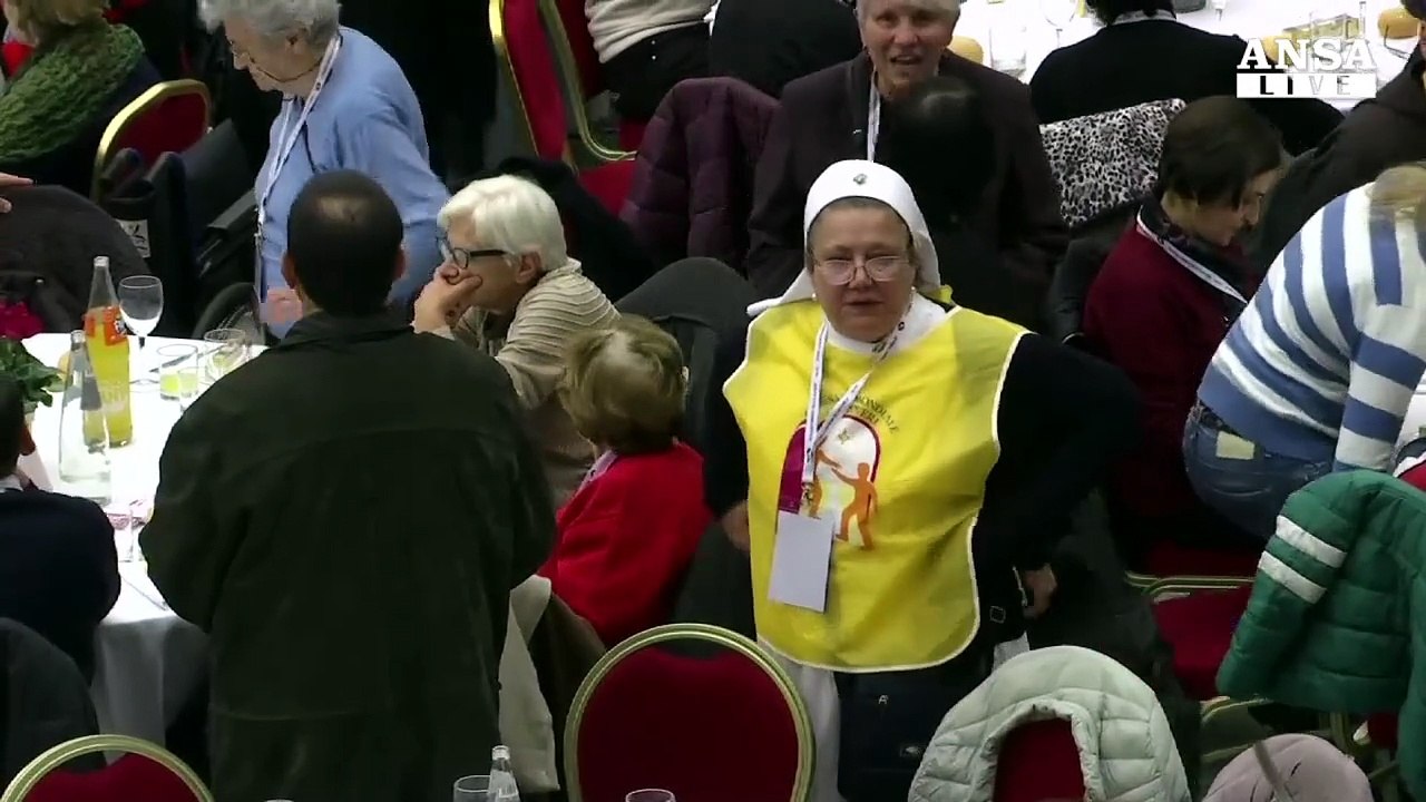 Un piatto di pasta con il Papa, a pranzo con 1500 poveri