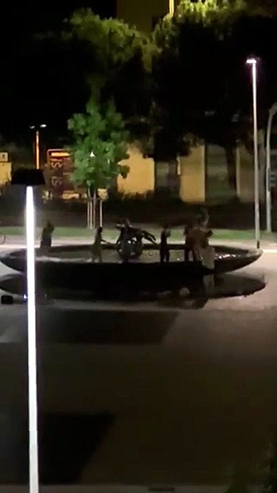 Bolzano, "bagno di mezzanotte" nella fontana di piazza Tribunale: lo sdegno di un lettore