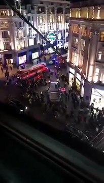 Paura a Londra: evacuate due stazioni della metro. Video: la gente in fuga