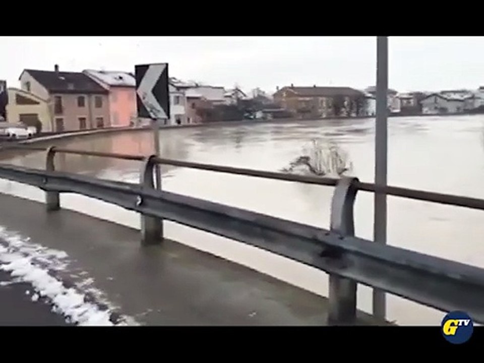 Colorno: un fiume d'acqua attraversa il paese Video