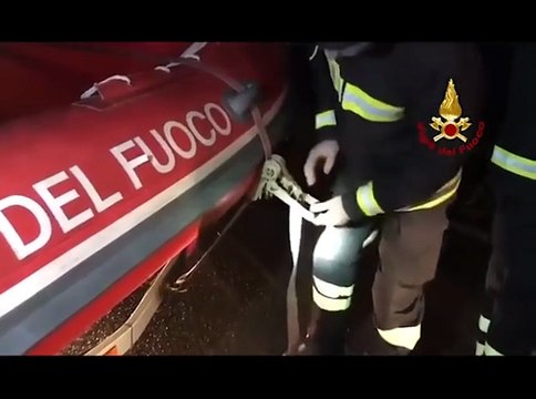 Vigili del fuoco, una notte di lavoro per recuperare persone in difficoltà Video