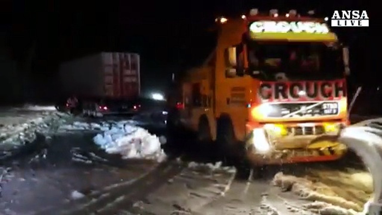 Neve in Gran Bretagna, disagi per trasporti e non solo
