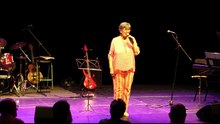 La présentatrice