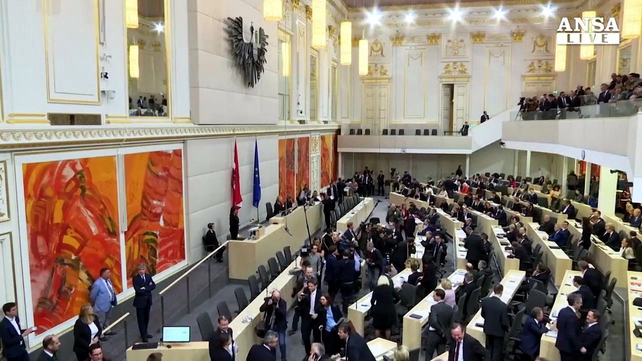 Kurz attacca Ue, costringerci sui migranti non aiuta