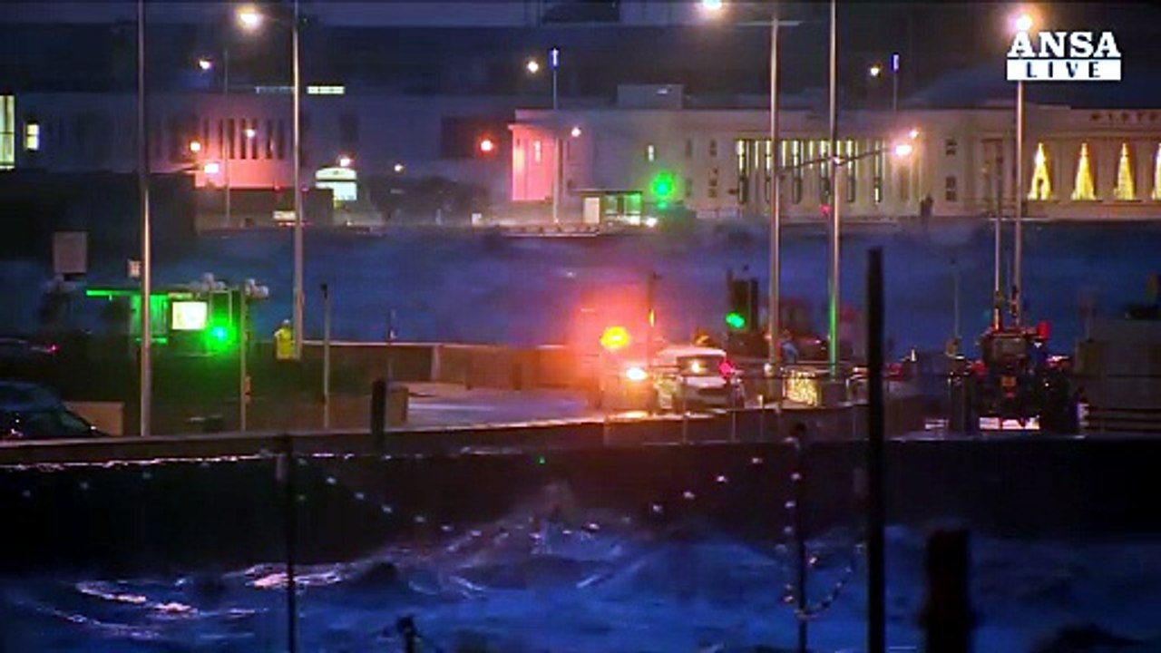 Vento e onde altissime nel canale di Bristol