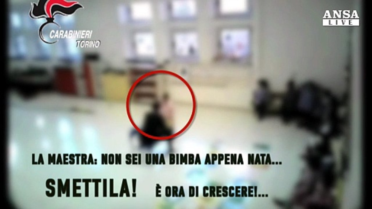 Maestra strattona bambini, arrestata