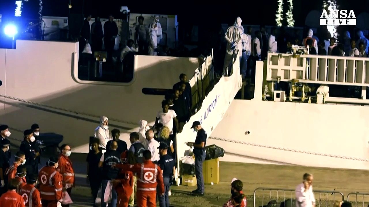Migranti: -140mila sbarchi, un miliardo di risparmio