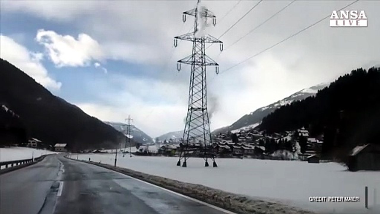 Tornado minaccia villaggio in Austria