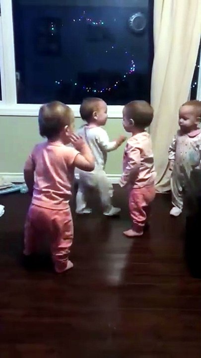 Le bambine amano abbracciarsi