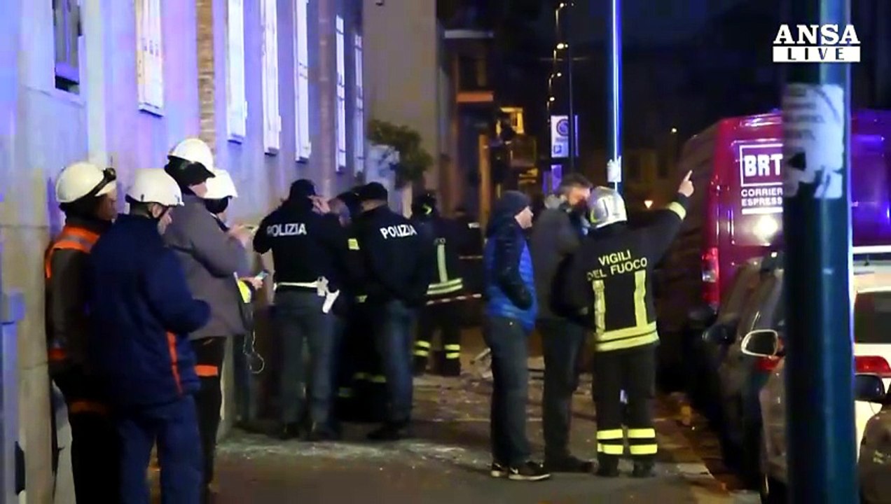 Esplosione in edificio nel Milanese, sei feriti