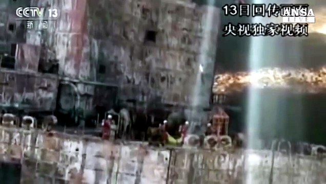 Cina: petroliera in fiamme, recuperati due cadaveri