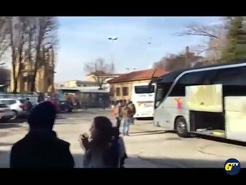 I tifosi crociati verso Cremona: bandiere, entusiasmo e... spumante Video