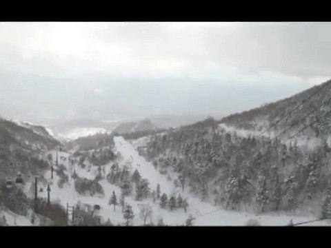 Valanga dopo l'eruzione del vulcano: travolta la cabinovia, un morto Video