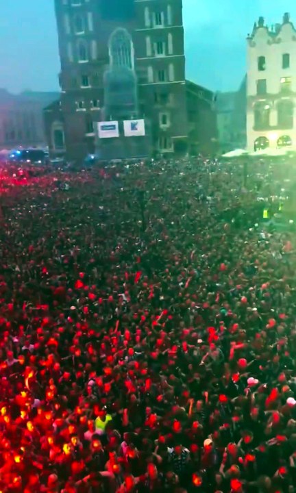 Amazing Wisła Kraków Promotion Celebration 50,000 Fans Fill Kraków Main Square 🔥🇵🇱