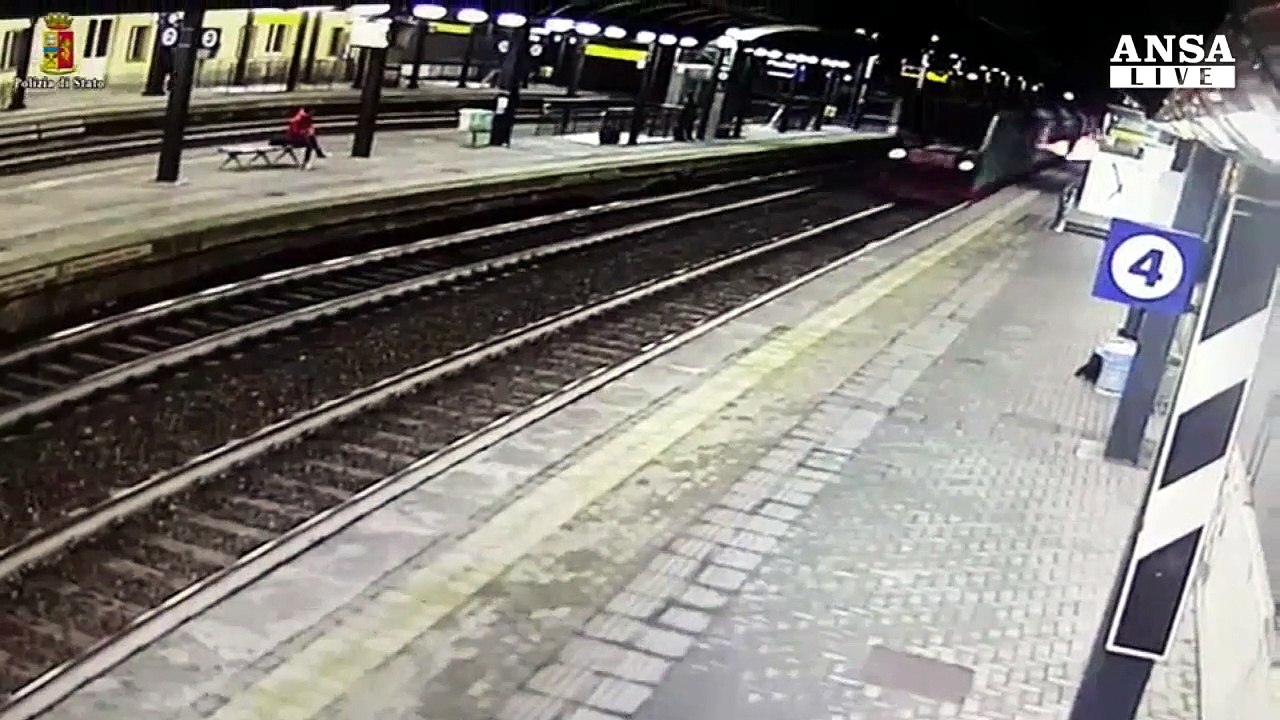 Treno deragliato, in un video attraversa la stazione tra fumo e scintille