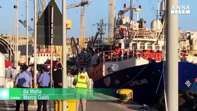 Finita odissea, profughi sbarcati alla Valletta