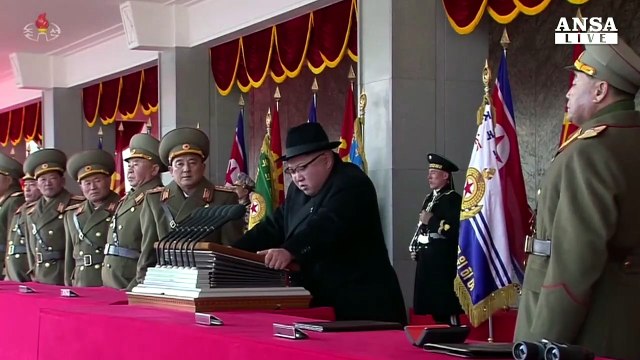 Kim a parata Pyongyang, sfila il missile Hwasong-15