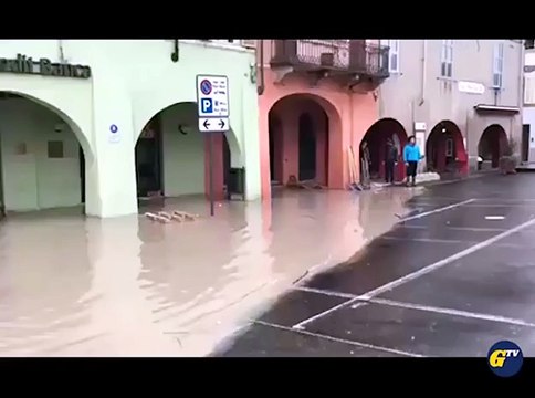 Colorno, una decina di evacuati e danni alla Reggia. Piazza e garage allagati Video