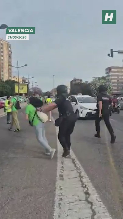 Expediente disciplinario para el antidisturbios que empujó a una profesora en València