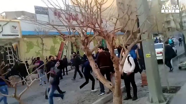 Proteste anti-governative in Iran, 10 morti e 300 arresti