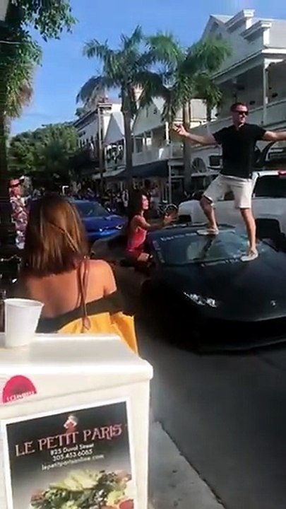 Fa lo splendido sulla Lamborghini, ma...