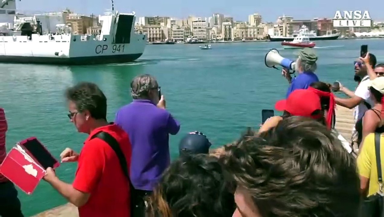 Migranti: nave Diciotti entra nel porto di Trapani