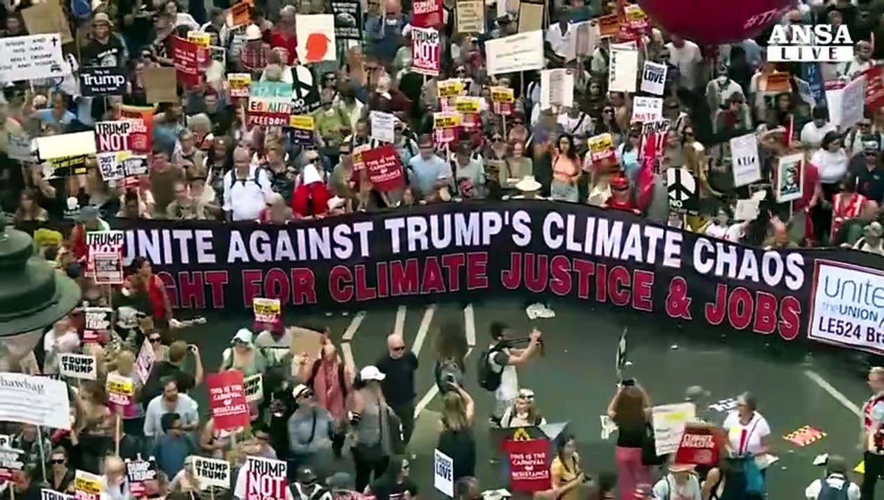 Londra protesta, 100mila in piazza contro Trump
