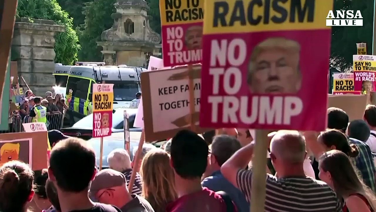 Trump in Gb: al via raduno protesta, pupazzo prende il volo