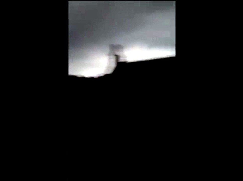 Colpita dal fulmine mentre filma il temporale, salva per miracolo grazie alla custodia del cellulare