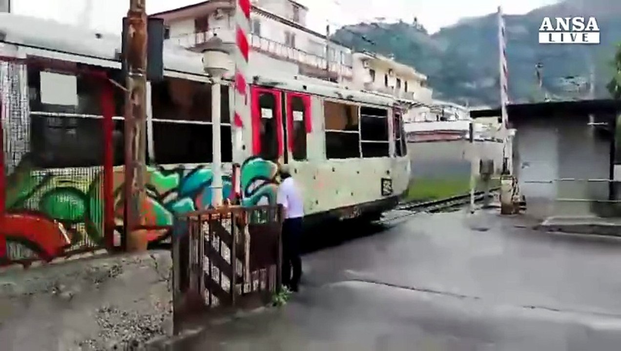 Treno passa a sbarre alzate per guasto