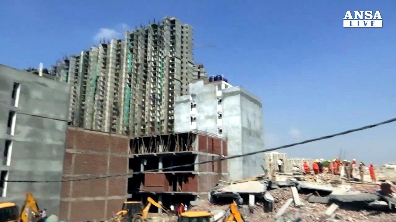 India, crollato edificio in costruzione almeno 3 morti