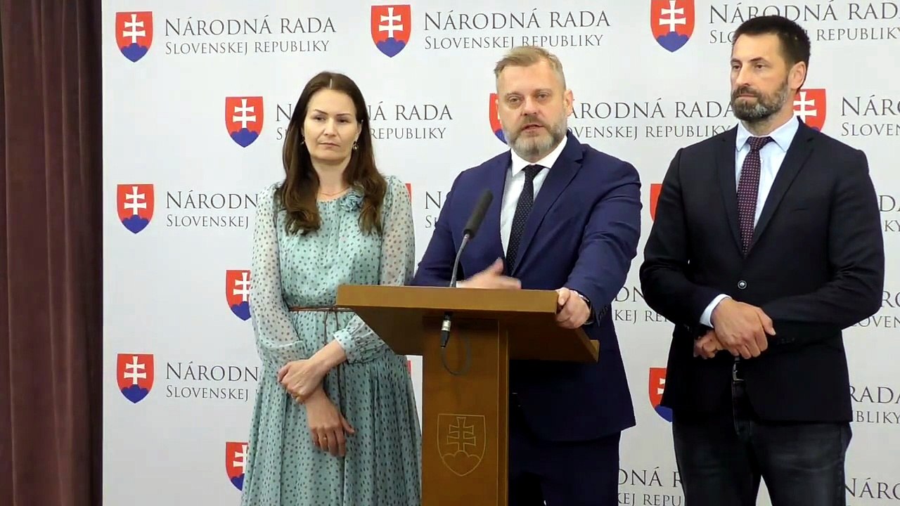ZÁZNAM: SaS podáva podnety na generálnu prokuratúru pre nákupy nábytku do Kukurice