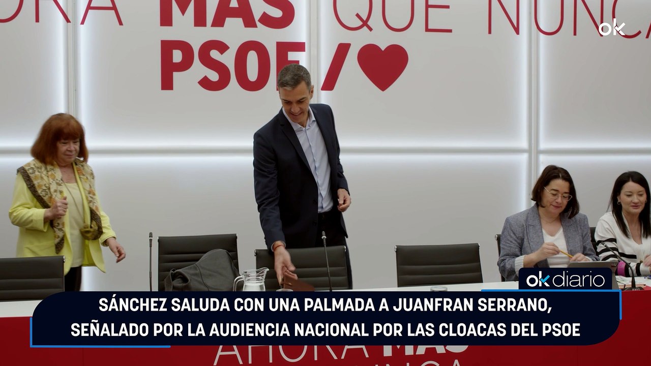 Sánchez saluda con una palmada a Juanfran Serrano, señalado por la Audiencia Nacional por las cloacas del PSOE
