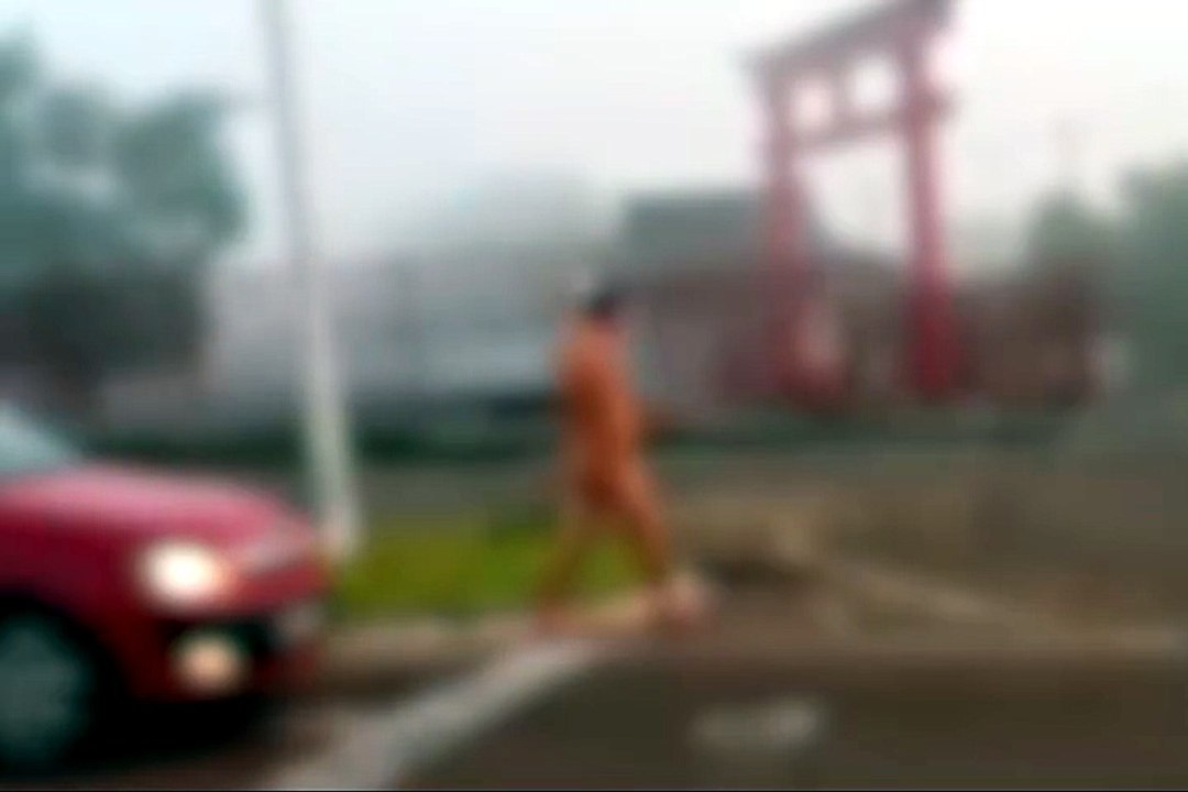 Homem caminhando nu é flagrado na Avenida Ivo Sooma; PM e Samu são acionados; vídeo