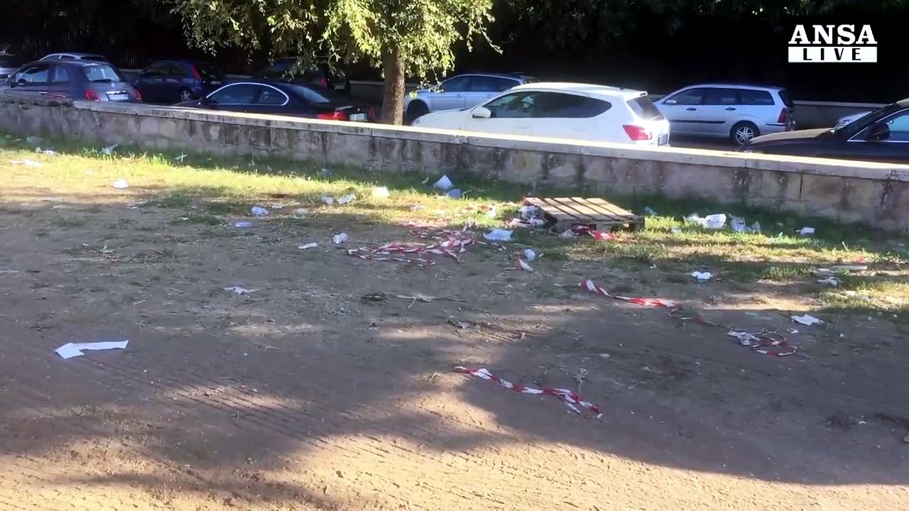 Cumuli di rifiuti al Circo Massimo, operatori al lavoro