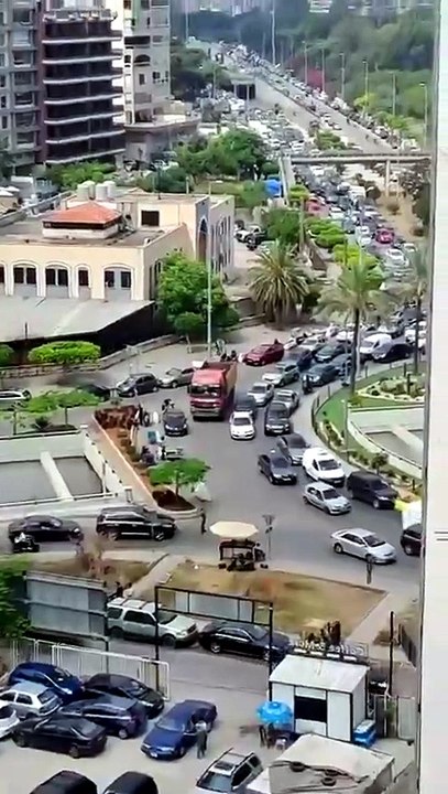 🇱🇧⚠️ Des habitants fuient les banlieues sud de Beyrouth après que Netanyahu a donné son feu vert à des frappes visant ce bastion chiite. ✈️🏘️