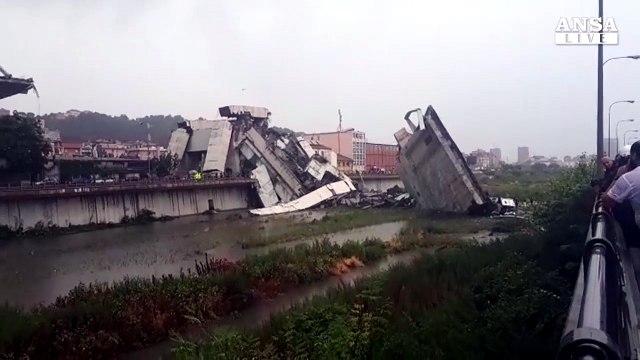 Genova, le immagini del ponte crollato sul Polcevera