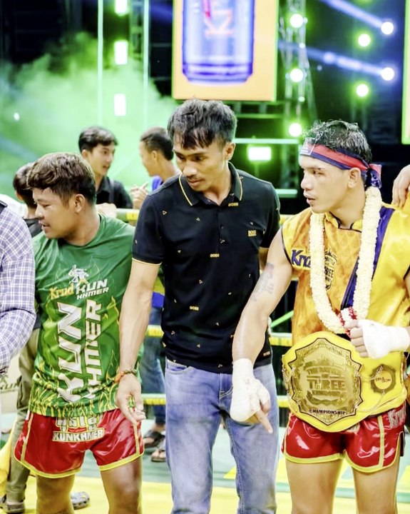 បឺត សង្ឃឹម ឈ្នះលើ ធន់ ស៊ីហុង រុញឡានថ្មី១គ្រឿងមកកាន់តែកៀកដៃលោក សេន ប៊ុនថេន ជាងគេ