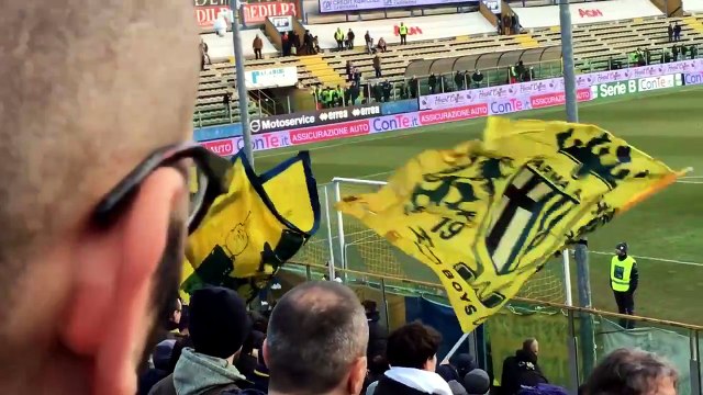 Fischi alla squadra, Lucarelli sotto la curva parla con i tifosi Video