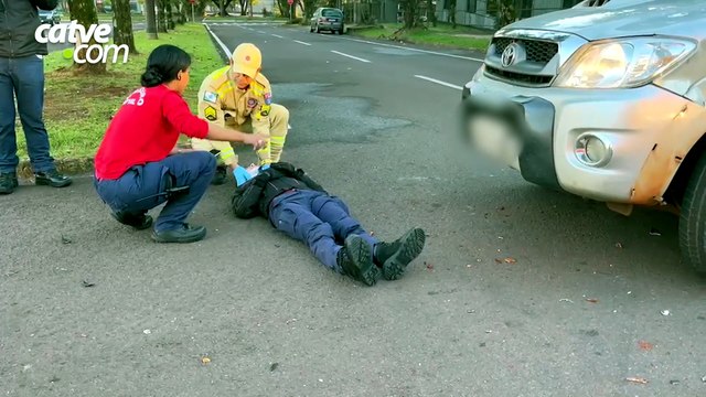 Motociclista fica ferida em acidente com caminhonete na Avenida Toledo, em Cascavel