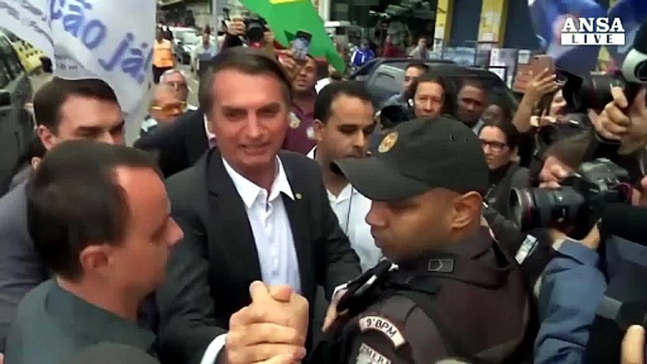 Brasile, accoltellato candidato presidente Bolsonaro