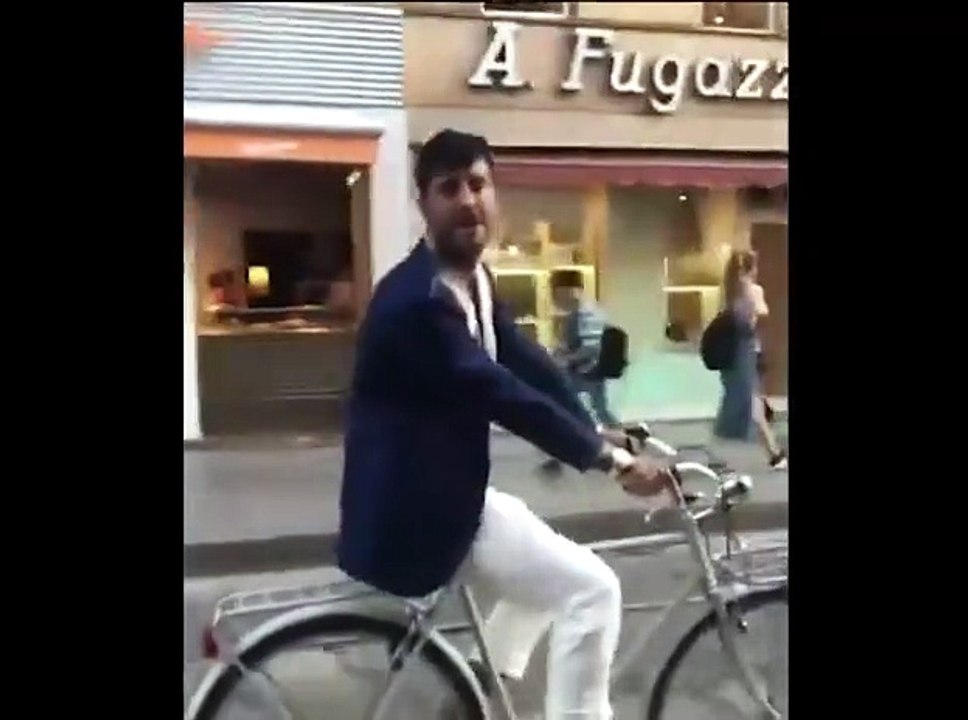 Fabrizio Corona in bici: caduta in diretta su Instagram