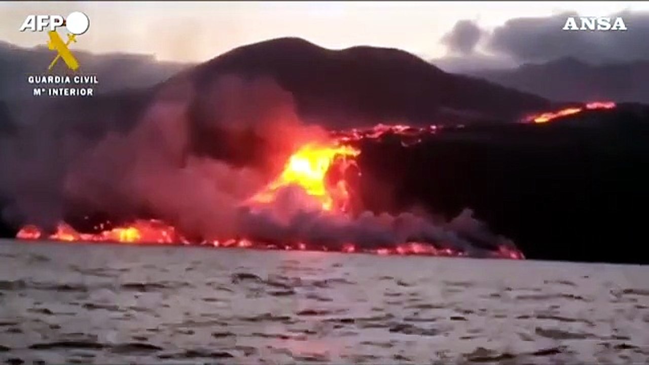 Canarie, la lava del vulcano Cumbre Vieja raggiunge il mare