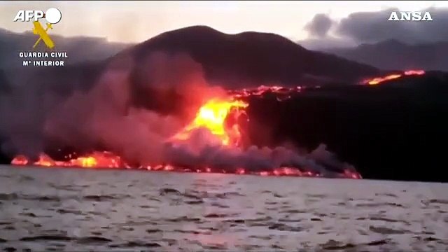 Canarie, la lava del vulcano Cumbre Vieja raggiunge il mare
