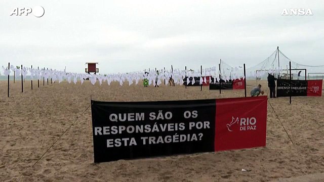 Covid, Brasile: protesta a Rio sulla spiaggia di Copacabana contro gestione pandemia