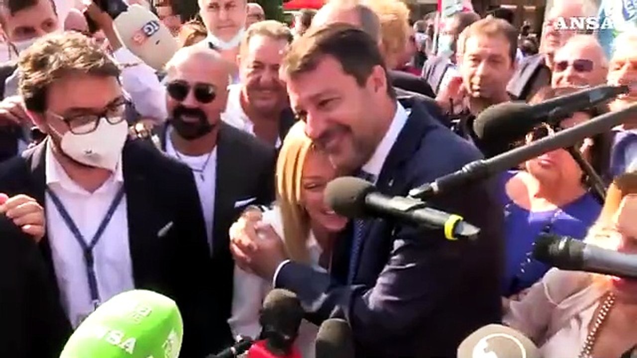 L'abbraccio a Roma tra Matteo Salvini e Giorgia Meloni