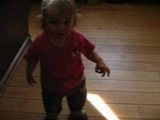 SIBYLLE JOUE A LA BALLE .