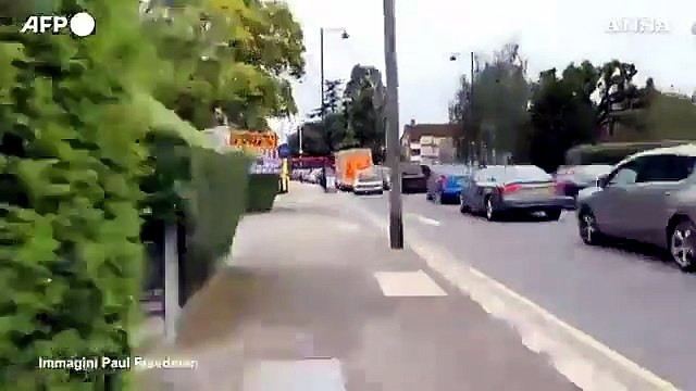 Crisi carburante, l'infinita coda fuori Londra per arrivare dal benzinaio