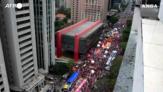 Brasile, migliaia di persone in piazza contro il governo Bolsonaro