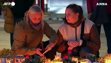 Norvegia, a Kongsberg fiori e candele per le vittime della strage
